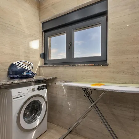 Luxury Beachfront 4 Bedroom With Private Pool**** Privlaka (Zadar)