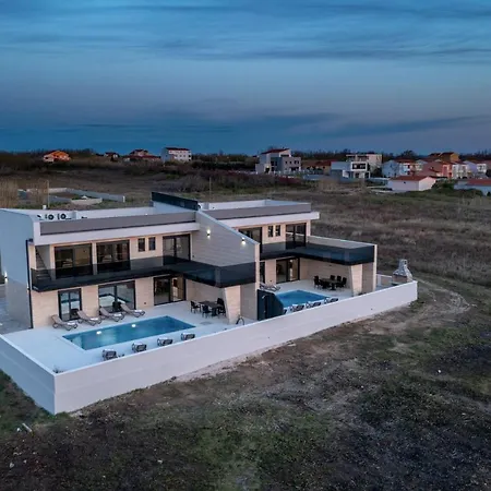 Luxury Beachfront 4 Bedroom With Private Pool**** Villa Privlaka (Zadar)