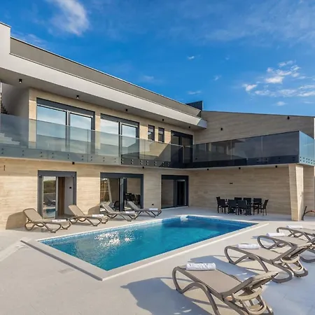 Luxury Beachfront 4 Bedroom With Private Pool**** * Privlaka (Zadar)
