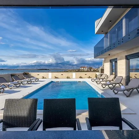 Luxury Beachfront 4 Bedroom With Private Pool**** Villa Privlaka (Zadar)