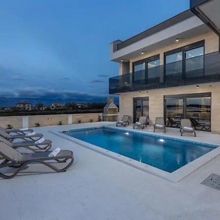 Luxury Beachfront 4 Bedroom With Private Pool**** Villa