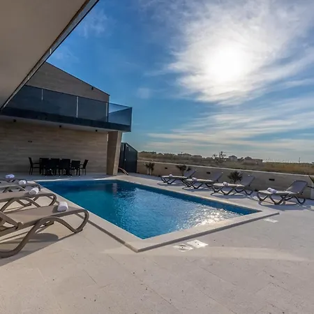 Villa Luxury Beachfront 4 Bedroom With Private Pool**** Privlaka (Zadar)