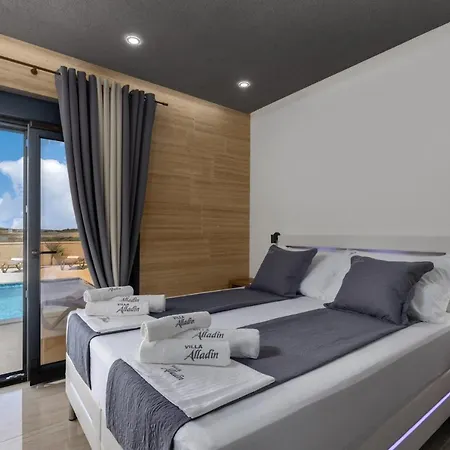 Villa Luxury Beachfront 4 Bedroom With Private Pool**** *