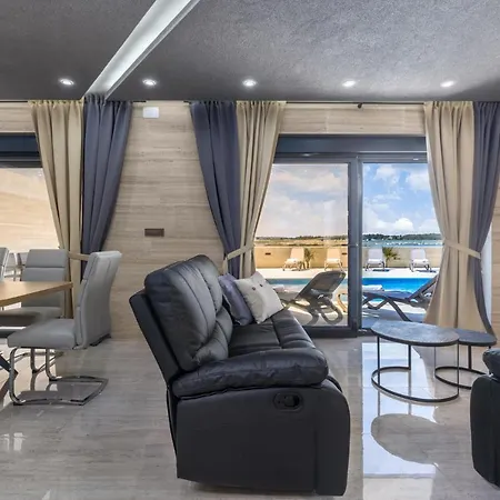 Villa Luxury Beachfront 4 Bedroom With Private Pool**** Privlaka (Zadar)