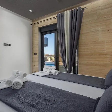 Luxury Beachfront 4 Bedroom With Private Pool**** Villa *