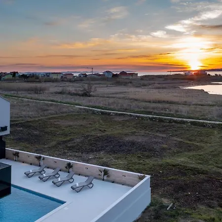 Luxury Beachfront 4 Bedroom With Private Pool**** Privlaka (Zadar)